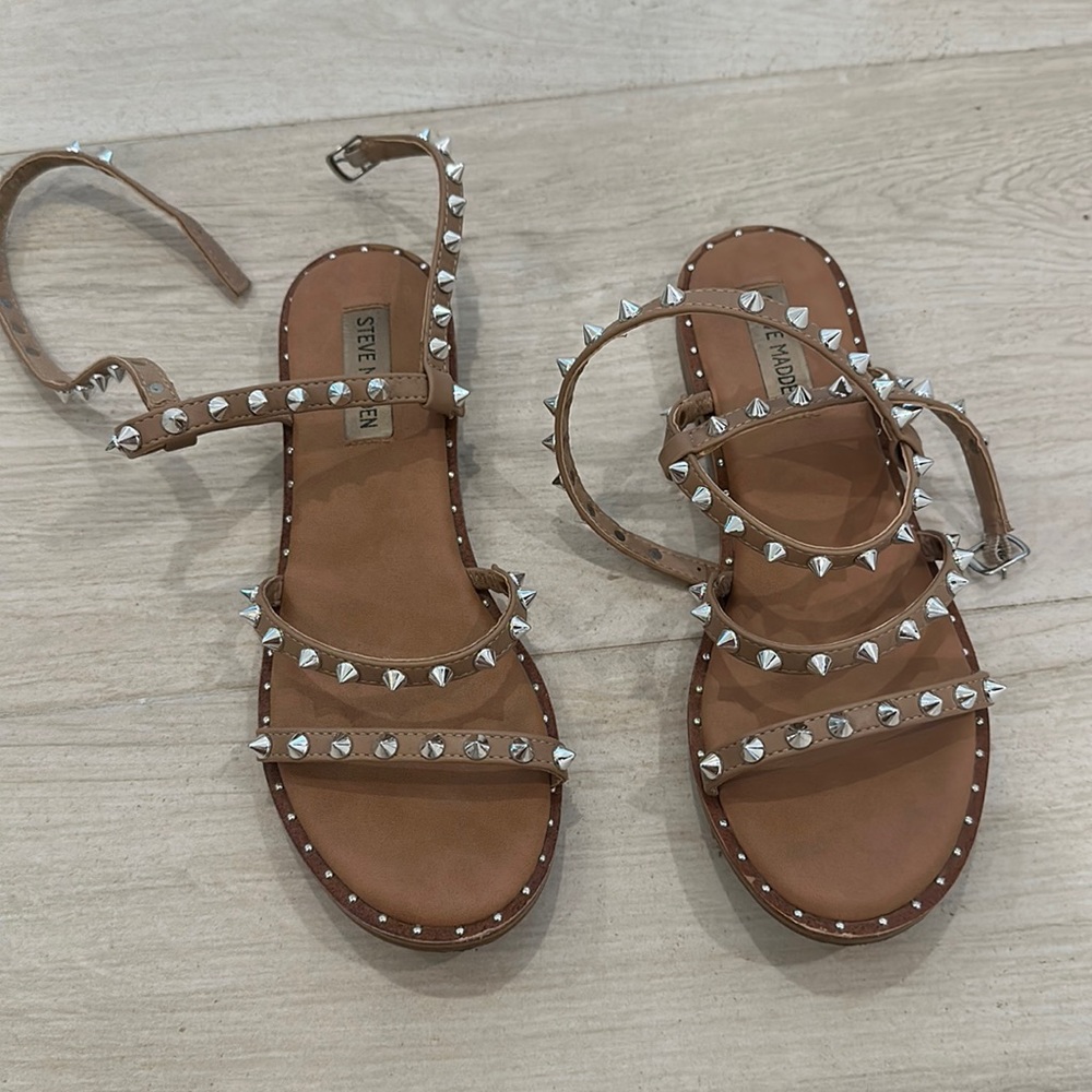 STEVE MADDEN sandal. Size 8.
